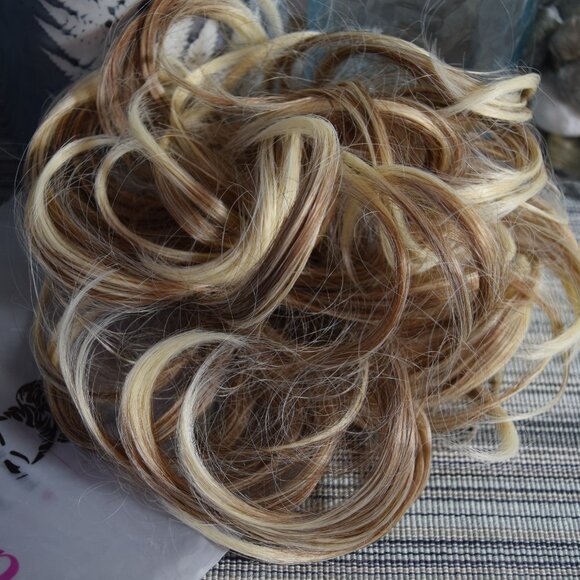 Brand New Juva Bun Messy Bun Dark Blonde with Highlights 'Beach' - Picture 6 of 8